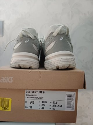 Zapatillas Asics grises y blancas