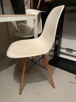 Mesa de cocina y 4 sillas blancas