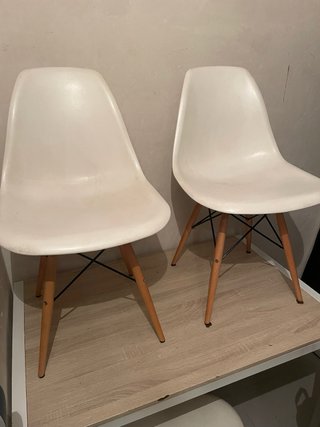 Mesa de cocina y 4 sillas blancas