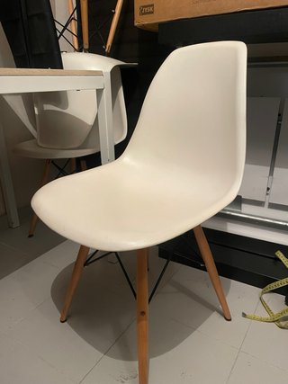 Mesa de cocina y 4 sillas blancas
