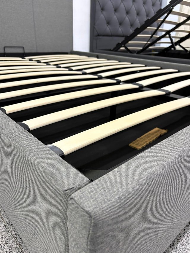 Cama tapizada gris claro con almacenaje