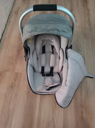 Cochecito bebé gris con funda estrellas