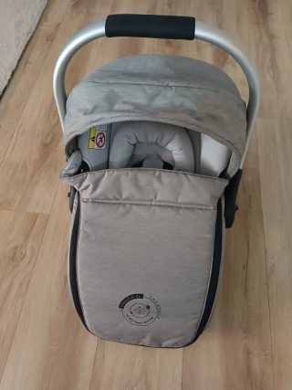 Cochecito bebé gris con funda estrellas