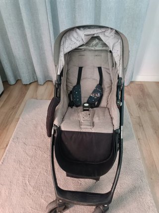 Cochecito bebé gris con funda estrellas