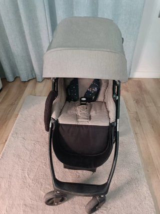 Cochecito bebé gris con funda estrellas