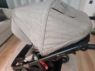 Cochecito bebé gris con funda estrellas