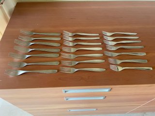 Lote de 21 tenedores variados de inox (vintage)