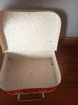 Caja roja de almacenamiento