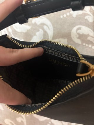 Bolso Negro con Detalles Dorados
