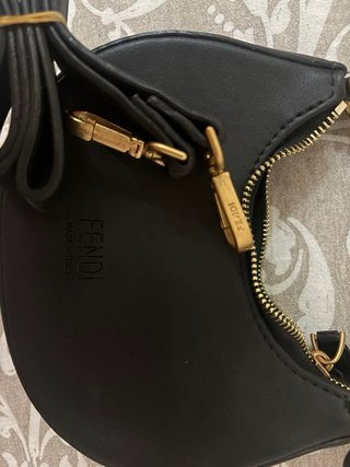Bolso Negro con Detalles Dorados