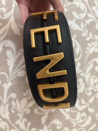 Bolso Negro con Detalles Dorados