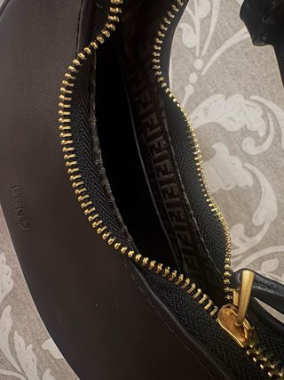Bolso Negro con Detalles Dorados