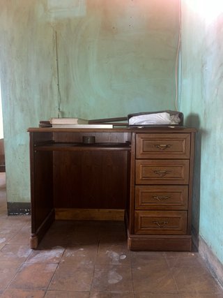 Escritorio de madera marrón