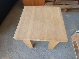Mesa auxiliar de madera