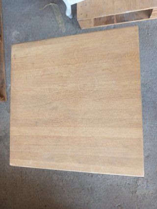 Mesa auxiliar de madera