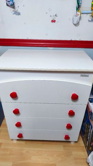 Cómoda infantil TRAMA blanca con tiradores rojos