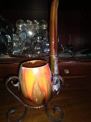 Cenicero y pipa de cerámica con soporte de metal
