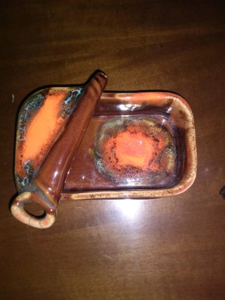 Cenicero y pipa de cerámica con soporte de metal