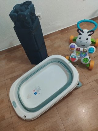 Cuna de bebé, bañera y andador