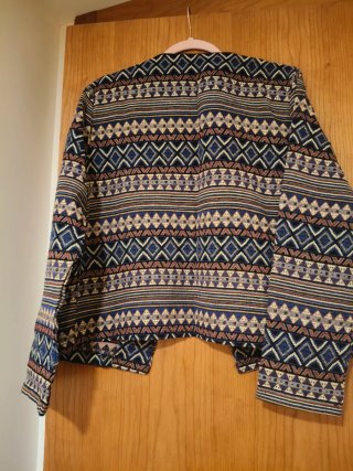 Chaqueta étnica beige y azul