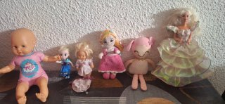 Lote de 6 muñecas limpias y en buen estado.