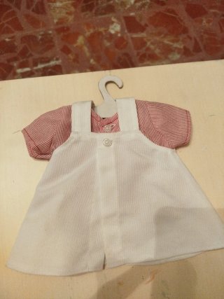 Ropita de muñeca con corazones