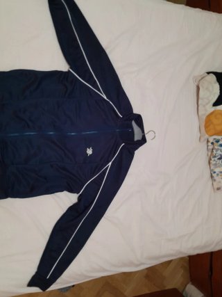 Giubbotto sportivo blu con dettagli bianchi