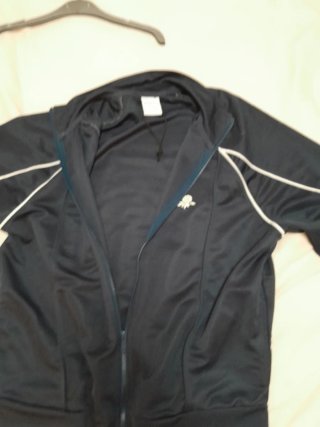 Giubbotto sportivo blu con dettagli bianchi