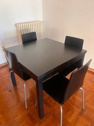 Mesa (extensible) negra con 4 sillas