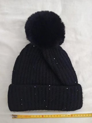 Gorro negro con pompón y lentejuelas