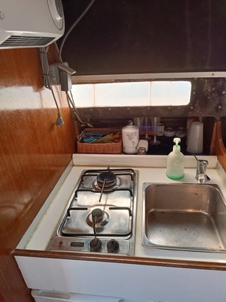 Lancha cabinada a motor blanca