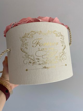 Rosas decorativas en caja blanca