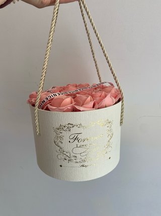 Rosas decorativas en caja blanca
