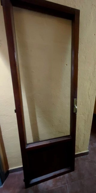 Dos puertas de madera con cristal y bisagras