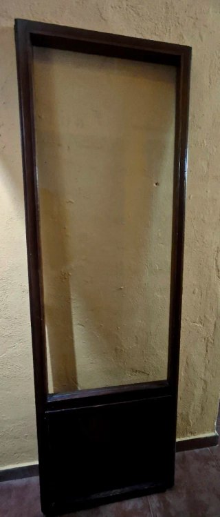 Dos puertas de madera con cristal y bisagras
