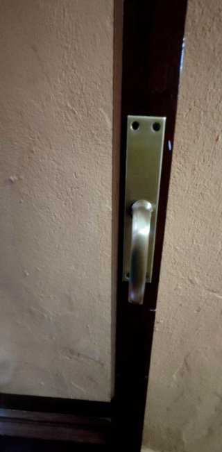 Dos puertas de madera con cristal y bisagras