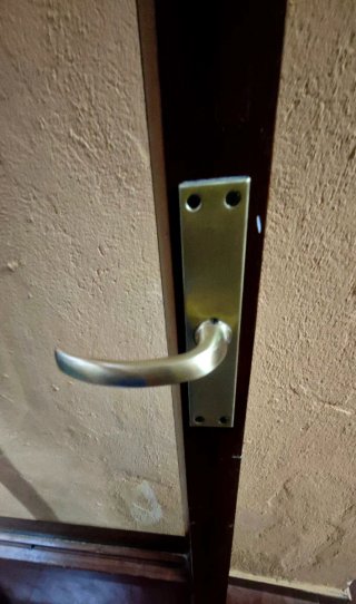Dos puertas de madera con cristal y bisagras