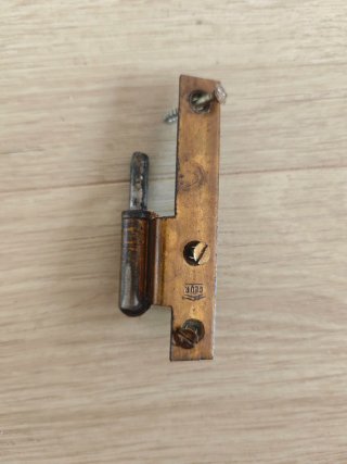 Dos puertas de madera con cristal y bisagras
