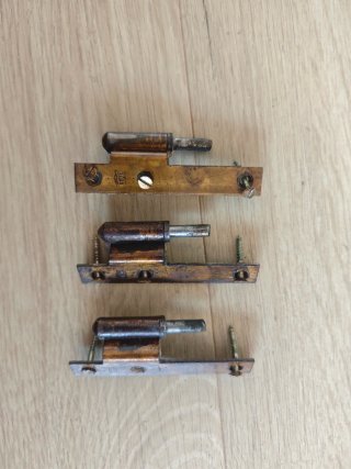 Dos puertas de madera con cristal y bisagras