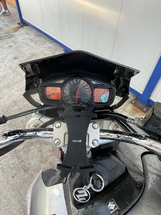 Suzuki GSR 600 Naked Gris