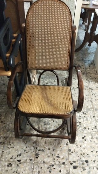 Mecedora de ratán y madera en perfecto estado