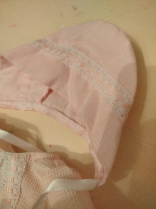 Conjunto Ropa Muñeca Rosa Vestido y Gorrito