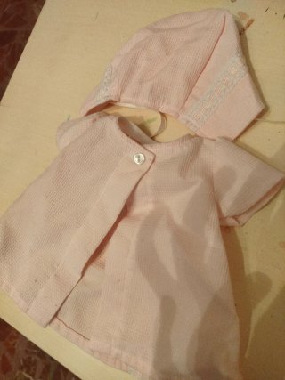 Conjunto Ropa Muñeca Rosa Vestido y Gorrito