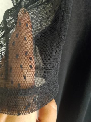 Camiseta negra manga abullonada