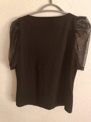 Camiseta negra manga abullonada