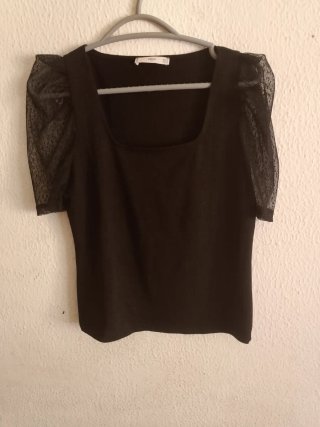 Camiseta negra manga abullonada