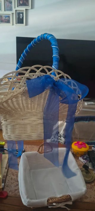 Cesta de mimbre decorada a mano – azul