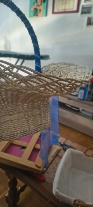 Cesta de mimbre decorada a mano – azul