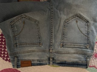 Pantalón vaquero desgastado