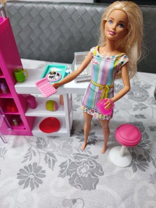 Barbie Bambola con Dispensa Cibo